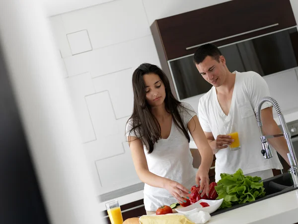 Feliz joven pareja en kicthen —  Fotos de Stock