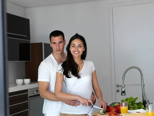 Happy νεαρό ζευγάρι στην κουζίνα — Φωτογραφία Αρχείου