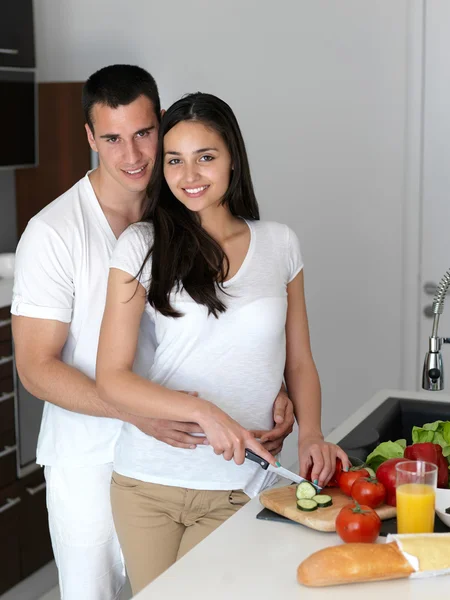 Feliz jovem casal em kicthen — Fotografia de Stock