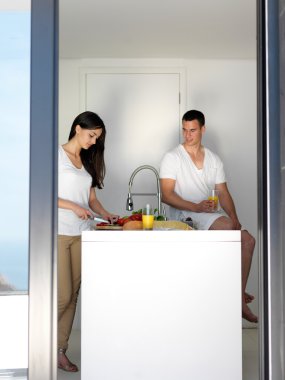 Kicthen mutlu genç Çift