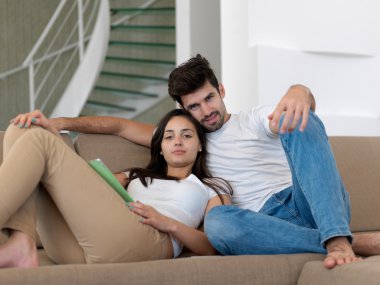 Evde genç bir çift var.