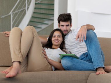 Evde genç bir çift var.