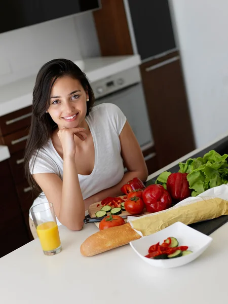 Jonge Vrouw Koken Keuken Gezonde Voeding Plantaardige Salade — Stockfoto