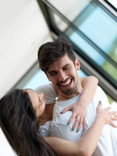 Jeune couple détendu à la maison — Photo