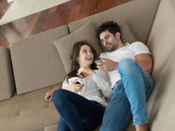 Pareja joven haciendo selfie juntos — Foto de Stock