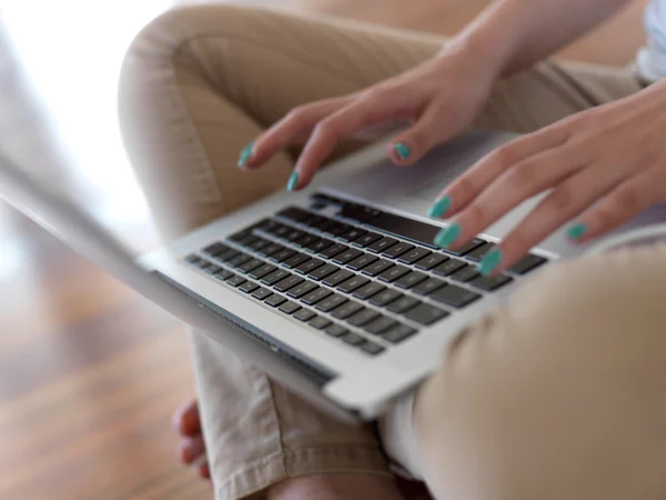 Woman at home working on laptop computer — Stock Photo, Image