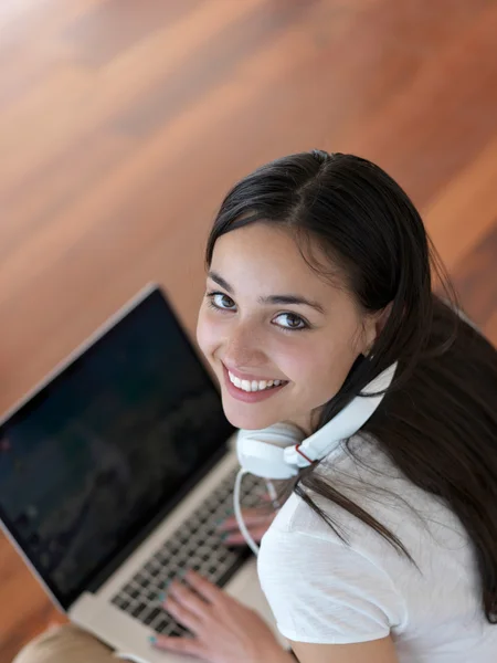 Vrouw thuis werken op laptopcomputer — Stockfoto