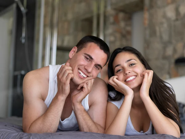 Pareja relajarse y divertirse en la cama —  Fotos de Stock