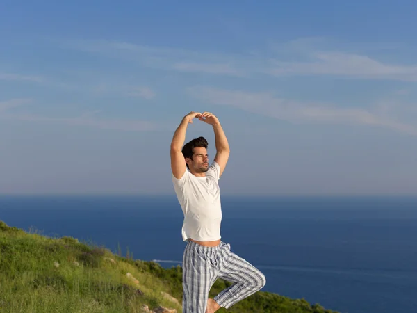 Joven practicando yoga —  Fotos de Stock