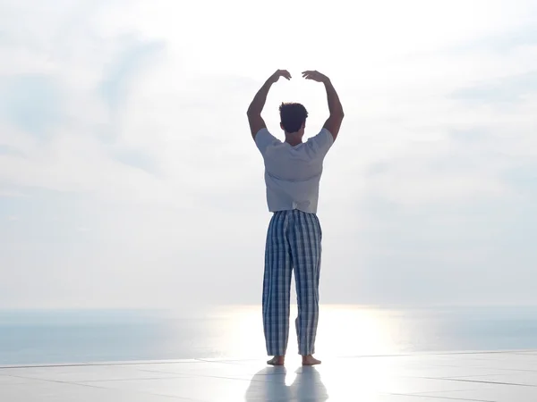 Jonge man die yoga beoefent — Stockfoto