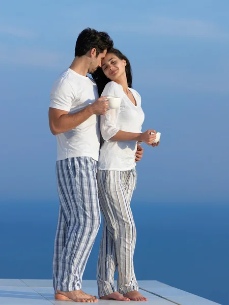 Feliz jovem casal romântico — Fotografia de Stock