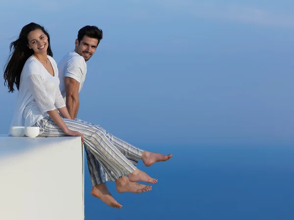 Feliz jovem casal romântico — Fotografia de Stock