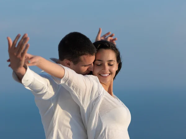 Glückliches junges romantisches Paar — Stockfoto