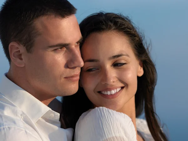 Feliz jovem casal romântico — Fotografia de Stock