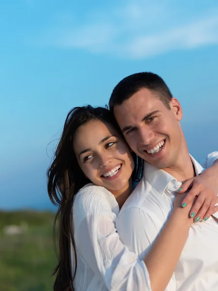 Glückliches junges romantisches Paar — Stockfoto