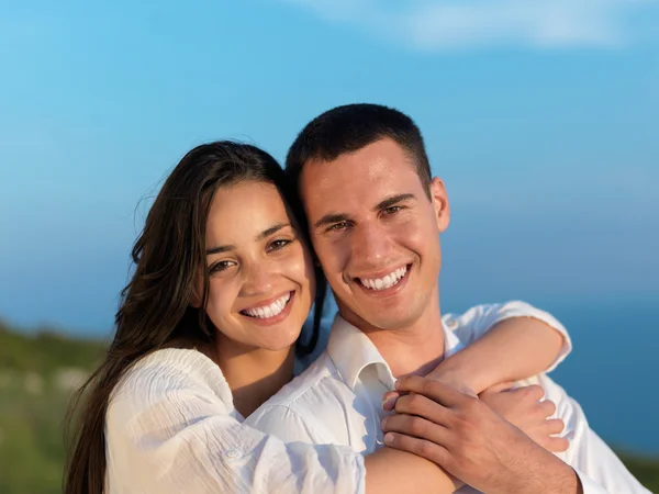 Glückliches junges romantisches Paar — Stockfoto