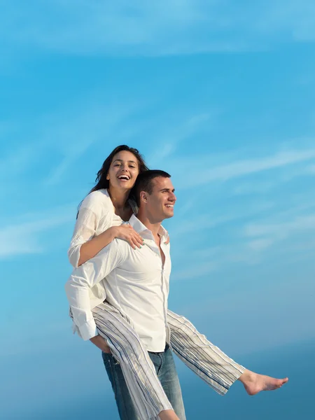 Glückliches junges romantisches Paar — Stockfoto