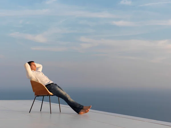 Jeune homme détendu à la maison sur le balcon — Photo