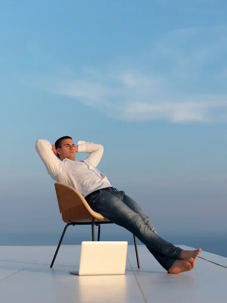 Jovem relaxado em casa varanda — Fotografia de Stock