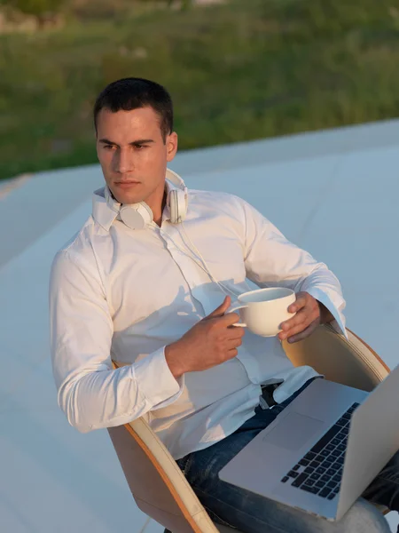 Jeune homme détendu à la maison balcon — Photo