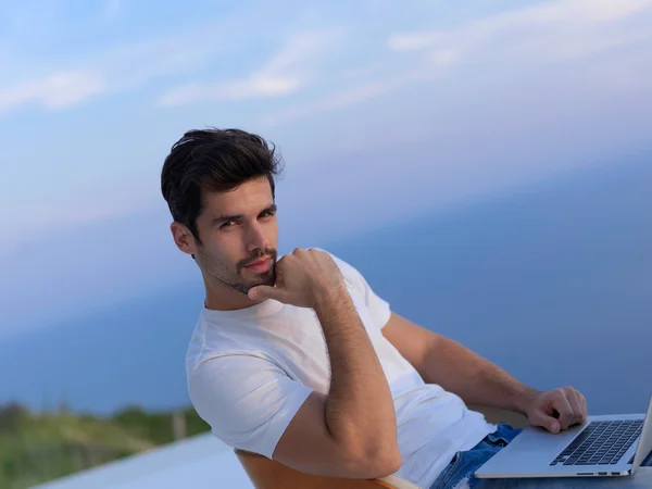 Rilassato giovane uomo a casa sul balcone — Foto Stock