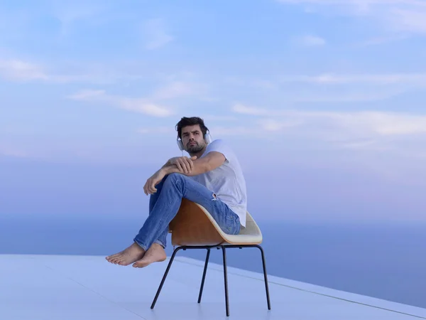 Jeune homme détendu à la maison sur le balcon — Photo