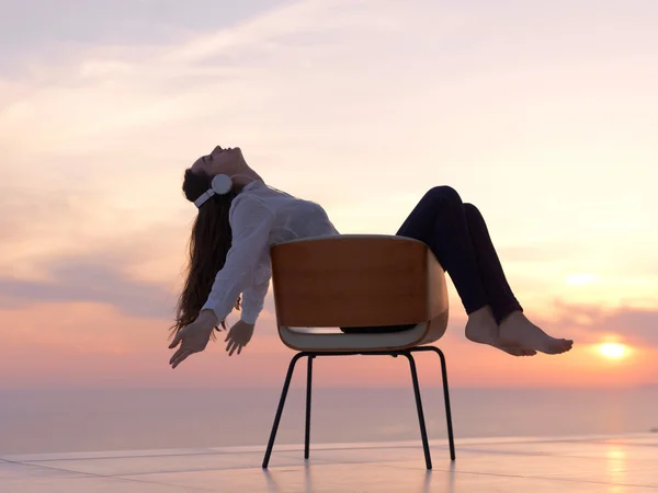 Jovem Feliz Desfrutar Pôr Sol Enquanto Dança Desfrutar Música Fones — Fotografia de Stock