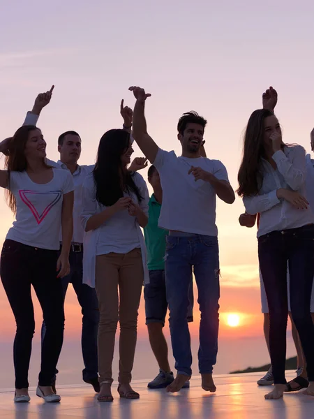 Party folk vid solnedgången — Stockfoto