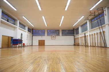 İlköğretim Okulu spor salonu kapalı