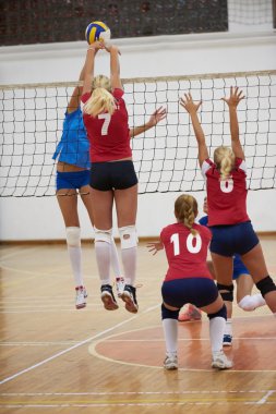 Genç güzel kız voleybol oynarken grubu