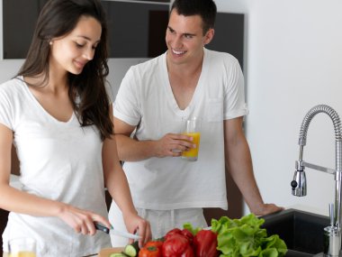 Kicthen mutlu genç Çift