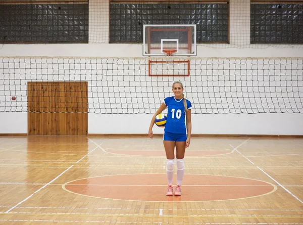 Joven hermosa chica indoor en deporte arena escuela gimnasio —  Fotos de Stock