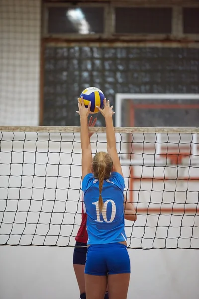 Belle ragazze indoor giocare a pallavolo — Foto Stock