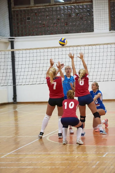 Genç güzel kız voleybol oynarken grubu