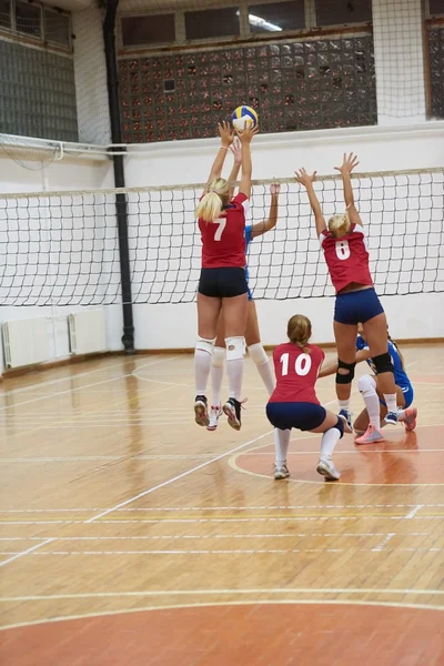 Genç güzel kız voleybol oynarken grubu — Stok fotoğraf