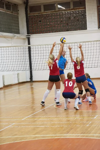 Gruppe junger hübscher Mädchen spielt Volleyball — Stockfoto