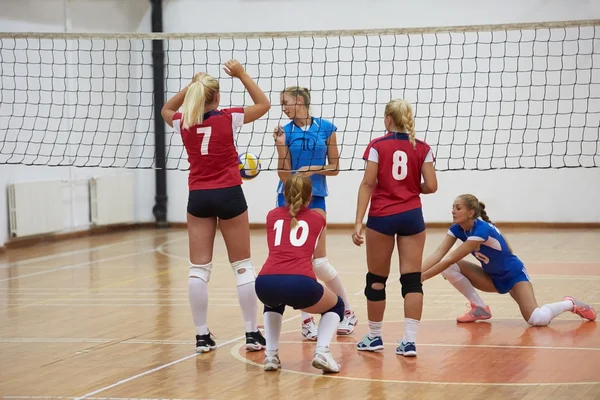 Grupo de chicas hermosas jóvenes jugando voleibol — Foto de Stock