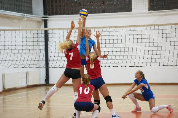 Grupo de jovens meninas bonitas jogando vôlei — Fotografia de Stock