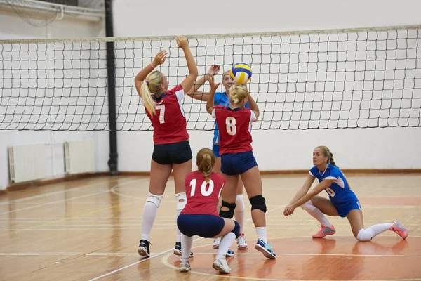 Gruppe junger hübscher Mädchen spielt Volleyball — Stockfoto