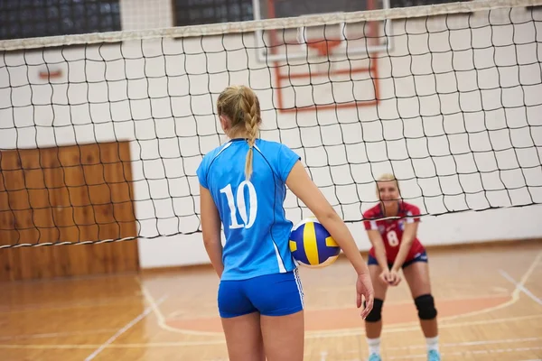 Unga vackra tjejer spelar volleyboll — Stockfoto