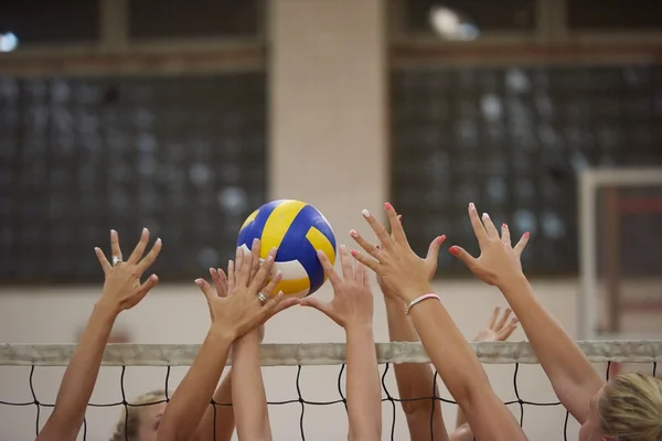 Meninas bonitas jovens jogando vôlei — Fotografia de Stock