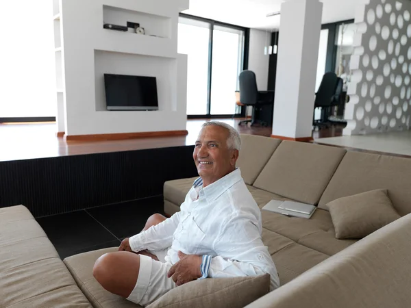 Retrato de homem sênior relaxando no sofá — Fotografia de Stock