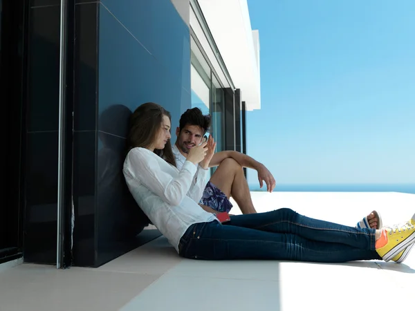 Casal jovem fazendo selfie juntos — Fotografia de Stock