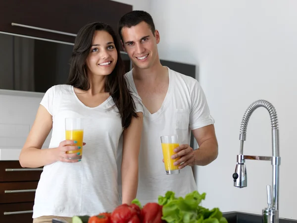 Gelukkige jonge paar in de bijkeuken — Stockfoto