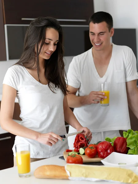 Feliz joven pareja en kicthen — Foto de Stock