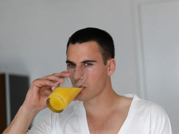 Homem que tem suco de laranja — Fotografia de Stock