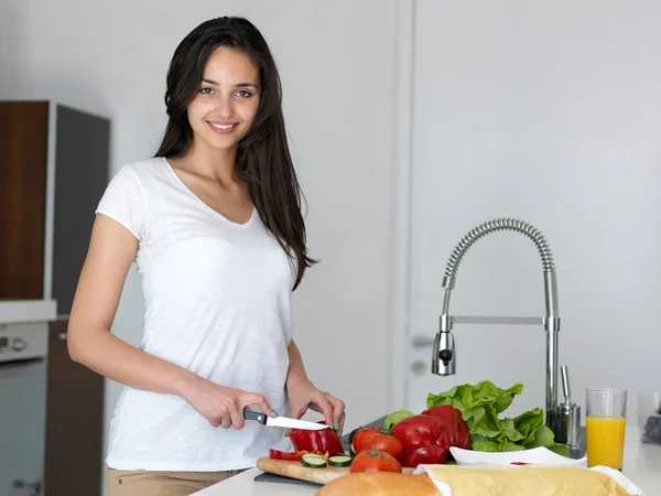 Jeune femme cuisine dans la cuisine — Photo