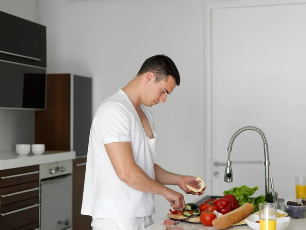 Homem cozinhando em casa — Fotografia de Stock