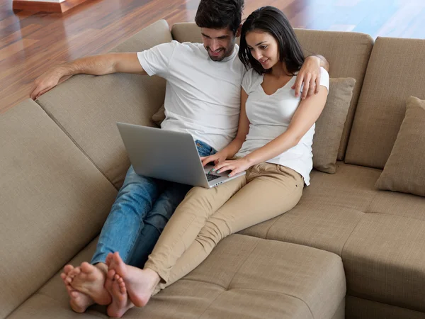 Ontspannen jonge paar werken op laptopcomputer — Stockfoto