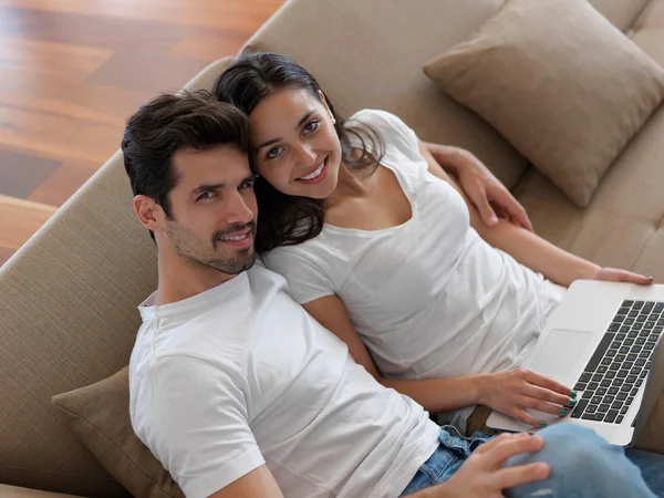 Relaxado jovem casal trabalhando no computador portátil — Fotografia de Stock